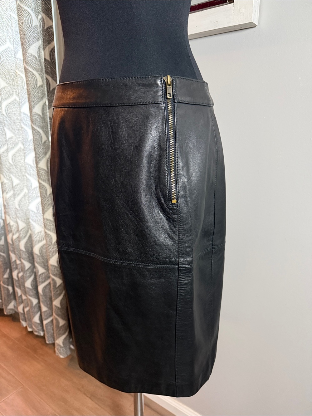 Worthington Black Lambskin Real Leather Pencil Midi Skirt Size 8 Zip Accent⁠ - Picture 4 of 10